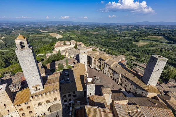 San Gimignano, antigua ciudad medieval típica toscana con residencial — Foto de Stock