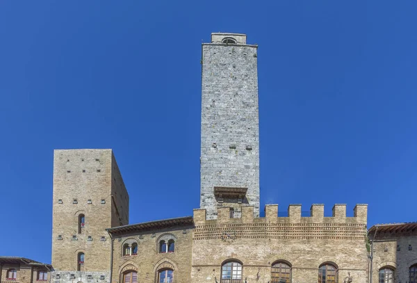 Gamla senmedeltida torg och torn i typiska toskanska staden, populära t — Stockfoto