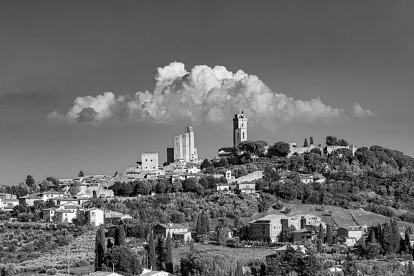 Utsikt till San Gimignano, gamla medeltida typiska toskanska staden med res — Stockfoto