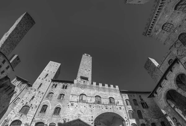 Oude medeival plein en torens in typisch Toscaanse stad, populaire t — Stockfoto