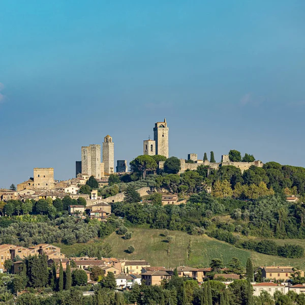 View to San Gimignano, old medieval typical Tuscan town with res — Stock Photo, Image