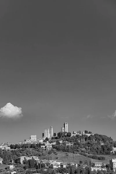 Utsikt till San Gimignano, gamla medeltida typiska toskanska staden med res — Stockfoto