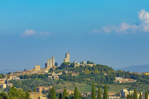 View to San Gimignano, old medieval typical Tuscan town with res — Stock Photo, Image