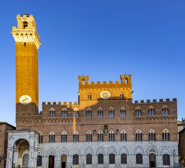 Hodinová věž na Piazza del Campo v Sieně, Toskánsku, Itálie — Stock fotografie