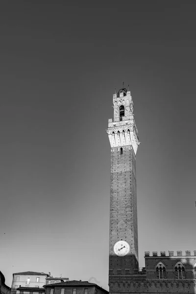 Klokkentoren op Piazza del Campo in Siena, Toscane, Italië — Stockfoto