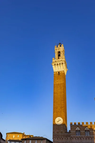 Hodinová věž na Piazza del Campo v Sieně, Toskánsku, Itálie — Stock fotografie