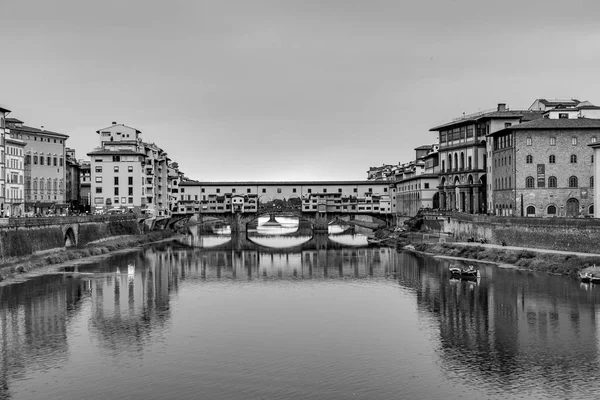 Histórica Ponte Veccio em Florença no rio Arno — Fotografia de Stock