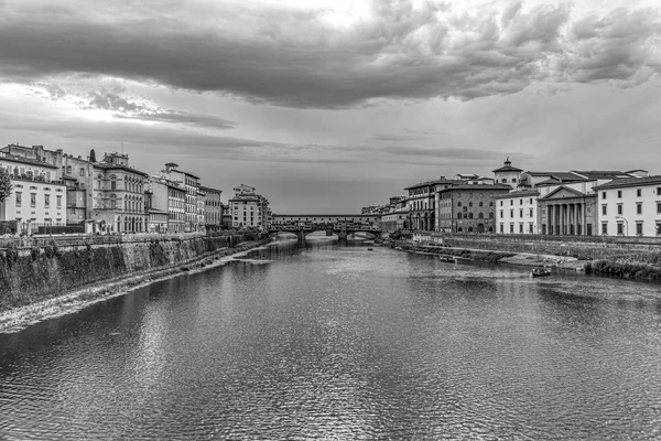 Исторический Ponte Veccio во Флоренции на реке Арно — стоковое фото