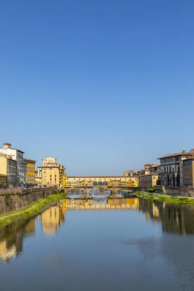 Zabytkowy Ponte Veccio we Florencji na rzece Arno — Zdjęcie stockowe