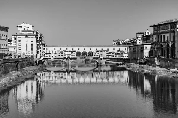 Ιστορική Ponte Veccio στη Φλωρεντία στον ποταμό Άρνο — Φωτογραφία Αρχείου