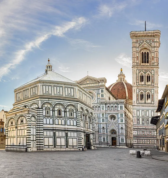 Duomo-plein, kathedraal van Santa Maria del Fiore, Giotto Bell — Stockfoto