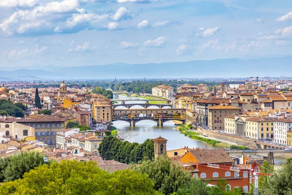 Historický Ponte Veccio ve Florencii na řece Arno — Stock fotografie