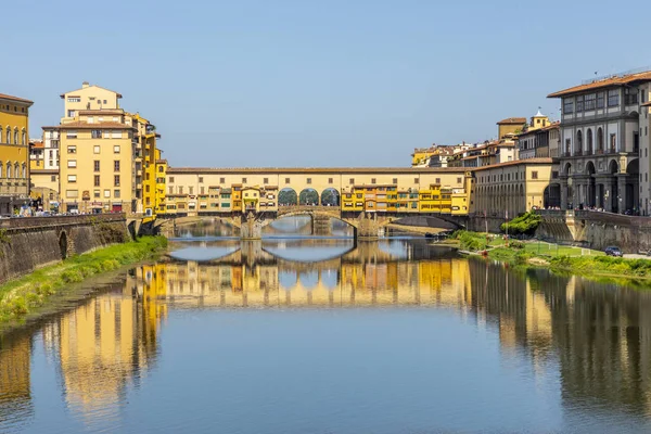 Zabytkowy Ponte Veccio we Florencji na rzece Arno — Zdjęcie stockowe