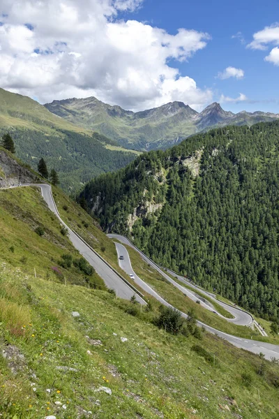 Estrada de passagem de montanha curvilínea para o Timmelsjoch na fronteira de Ita — Fotografia de Stock