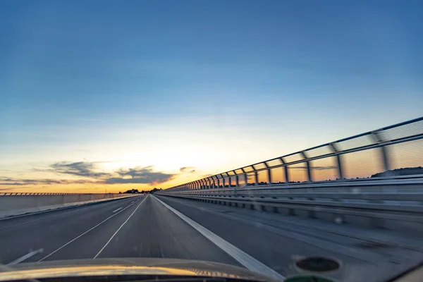 Voiture le soir sur une autoroute allemande avec vitesse — Photo