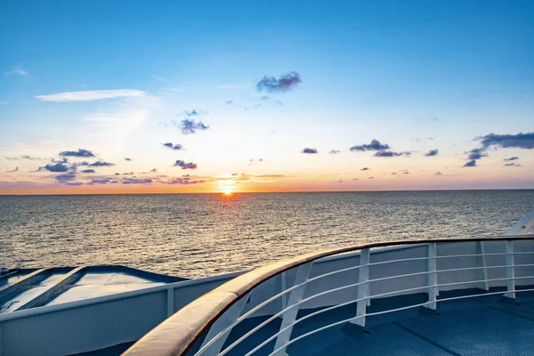 Zonsopgang bij het cruiseschip met uitzicht op horizon — Stockfoto