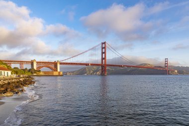 San Francisco sahil şeridi boyunca Golden Gate Köprüsü görünümü