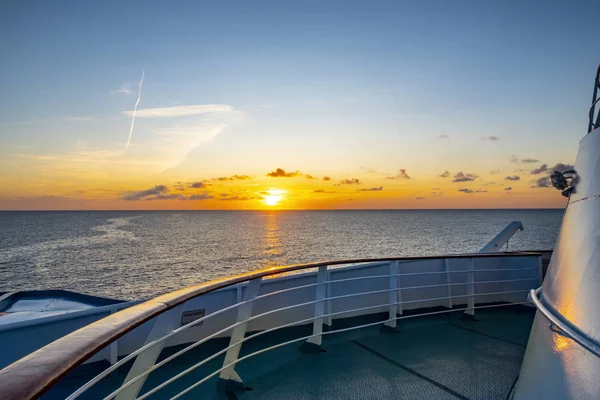 Sunrise at the cruise ship with view to horizon — Stock Photo, Image