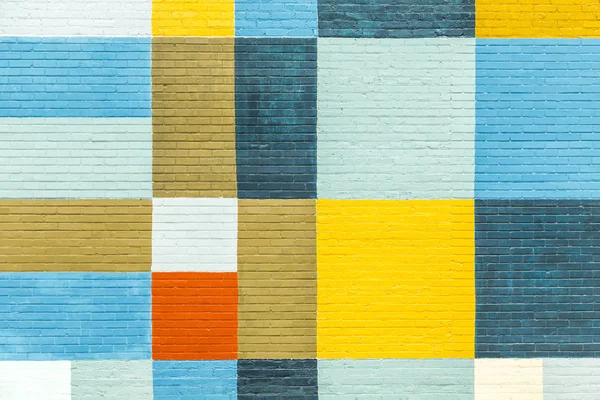 Mur de briques peint en couleurs arc-en-ciel — Photo