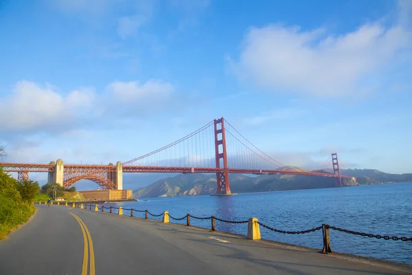 Vue du Golden Gate Bridge le long de la côte à San Francisco — Photo