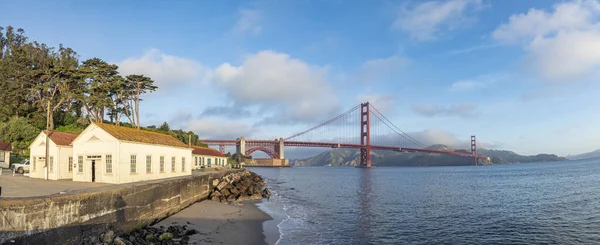 Utsikt över Golden Gate-bron längs kusten i San Francisco — Stockfoto