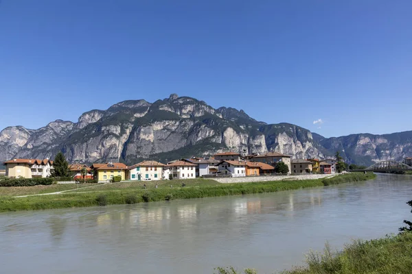 Naturskön utsikt över floden Adige i Alperna i San Michele del Adige — Stockfoto