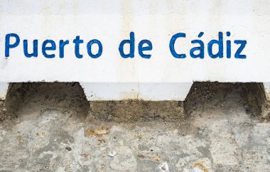 Liman girişinde Cadiz limanı (Puerto de Cadiz) işareti