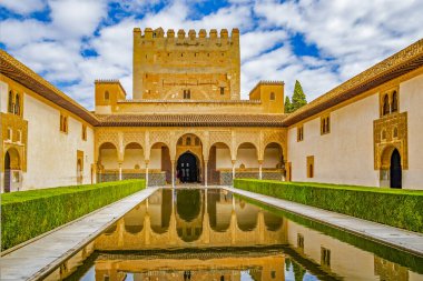 Güneşli bir günde Alhambra 'nın sütunları ve kulesi