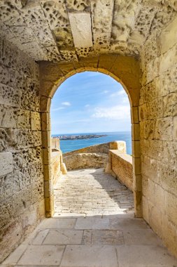 Alicante 'nin kalenin girişinden mavi okyanusa manzara