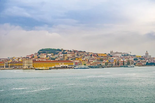 葡萄牙里斯本市与Tejo河和古城的景观 — 图库照片