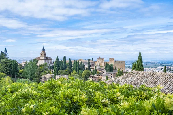 Palacio de la Alhambra durante el día, Andalucía, Granada — Foto de Stock