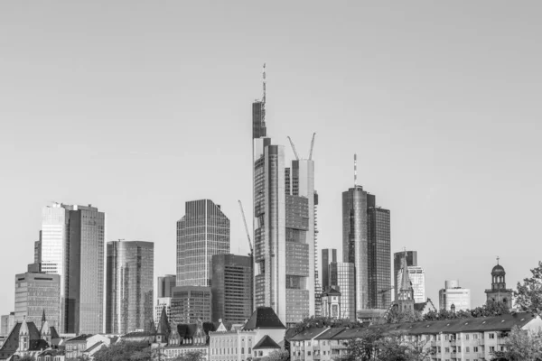 Skyline de Frankfurt com rio Main — Fotografia de Stock