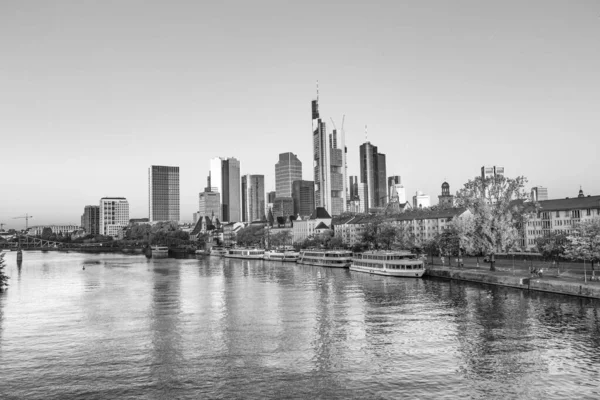 Skyline de Frankfurt com rio Main — Fotografia de Stock