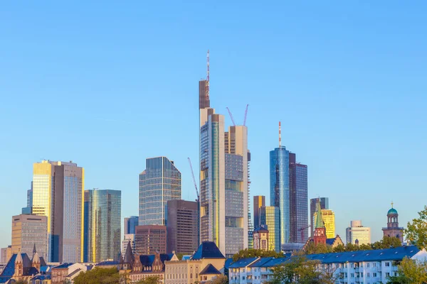 Skyline de Frankfurt com rio Main — Fotografia de Stock