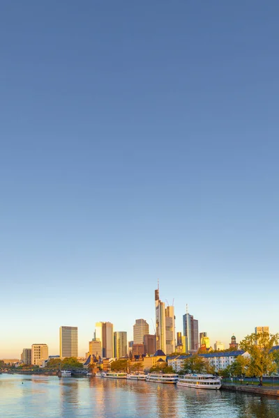 Skyline di Francoforte con il fiume Meno — Foto Stock