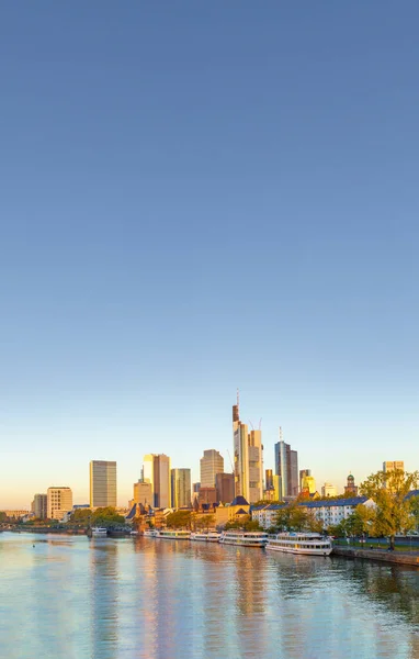 Panoráma Frankfurtu s řekou hlavní — Stock fotografie