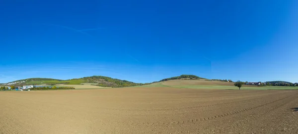 Paisagem rural com campos arados na rua romântica perto de R — Fotografia de Stock