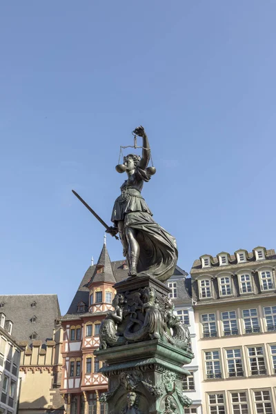 Fuente con lady justice en Frankfurt — Foto de Stock