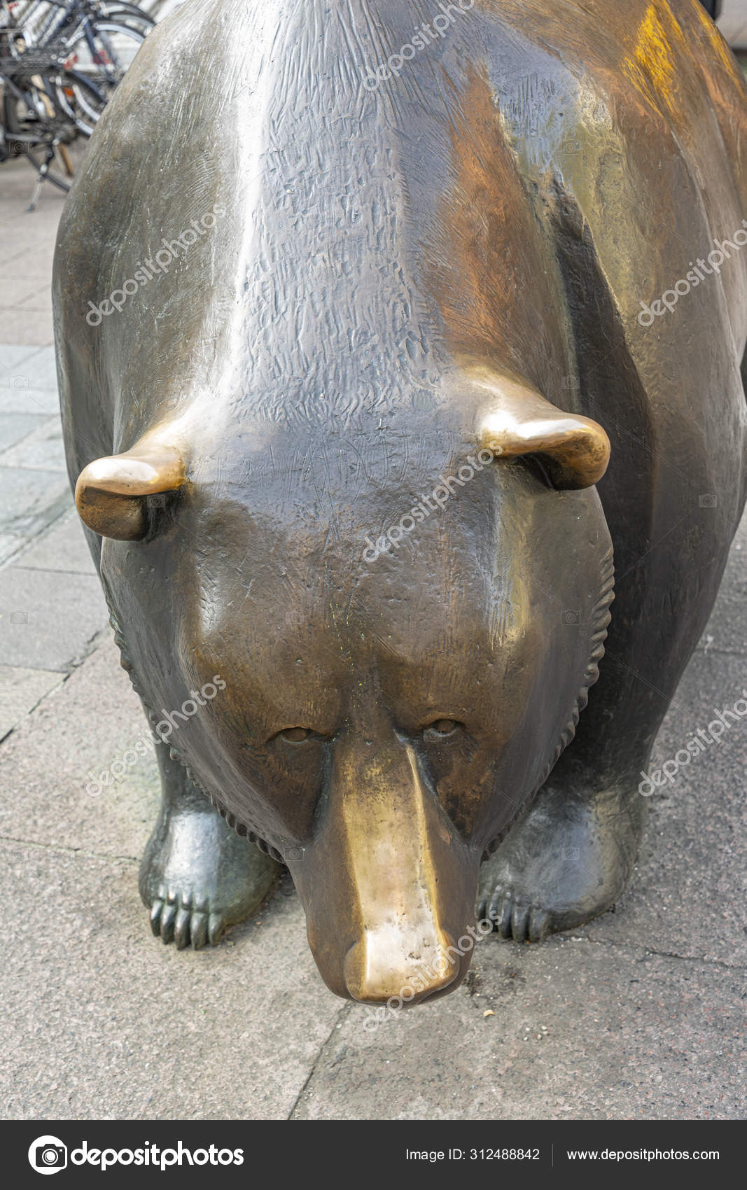 雄牛と熊像で Fra フランクフルト証券取引所 — ストック編集用写真©Hackman#312488842