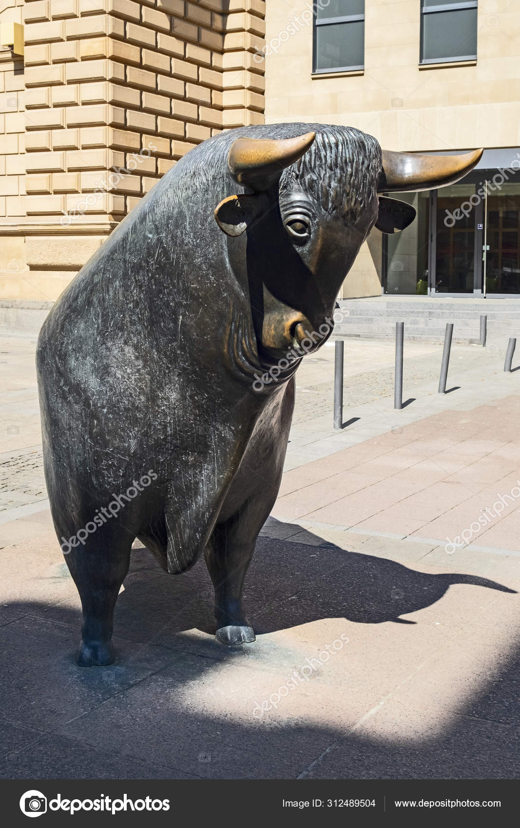 牛和熊雕像在法兰克福证券交易所在Fra —— 库存社论照片© Hackman #312489504