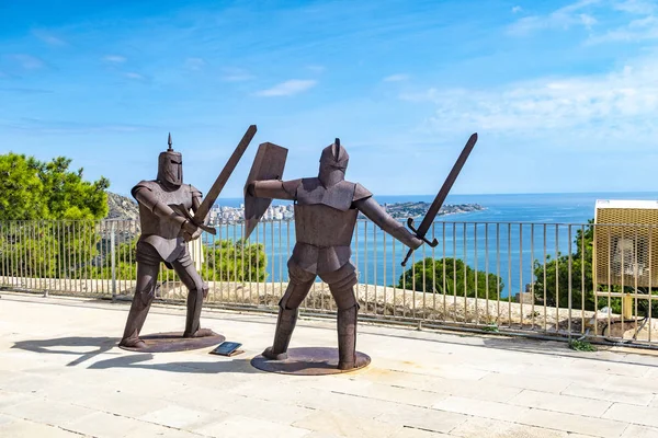 Escultura de metal de um guerreiro no castelo de Santa Barbara em Alicant — Fotografia de Stock