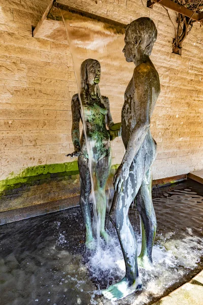 Jardin d'amour avec statue pittoresque de l'homme et de la femme dans l'amour locat — Photo