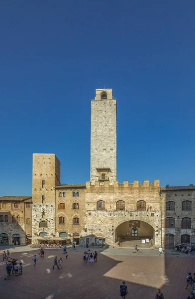 Antiga praça medieval e torres na típica cidade toscana. Cidade também — Fotografia de Stock