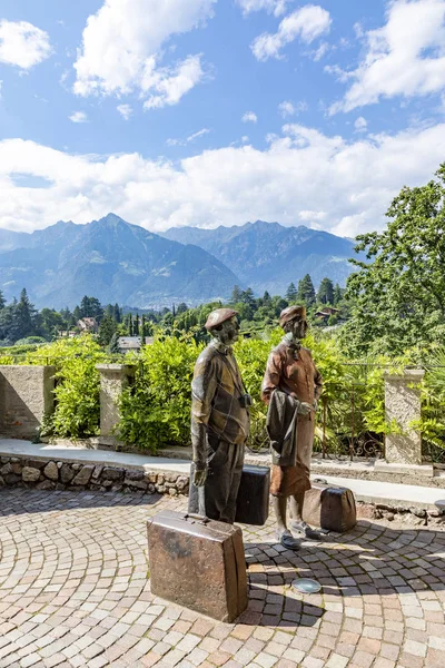 Turist heykeli 60 'lı yılların tarzında Turizm alanında yer alıyor. — Stok fotoğraf