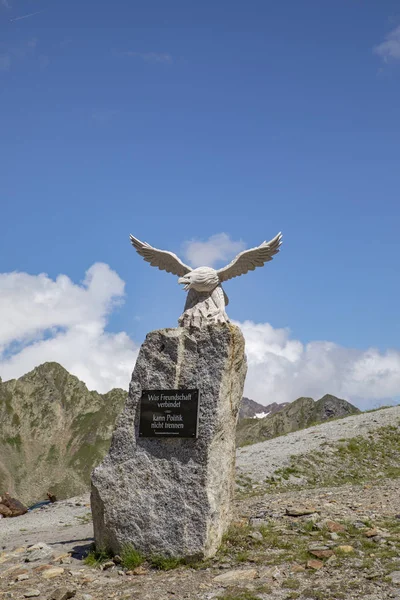 Орел в Timmelsjoch как символ дружбы между Австрией и — стоковое фото