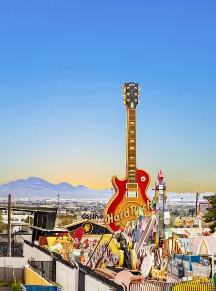 Vintage Hard Rock Cafe sinal de guitarra gigante visto ao entardecer no Neo — Fotografia de Stock