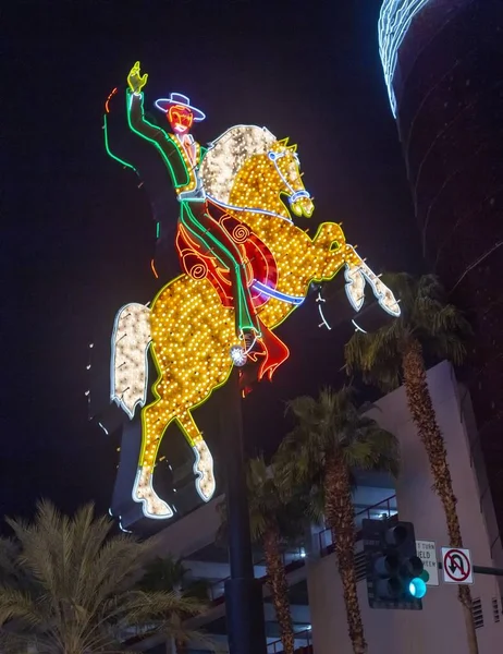 De kleurrijke neon paard en ruiter teken van de voormalige Hacienda — Stockfoto