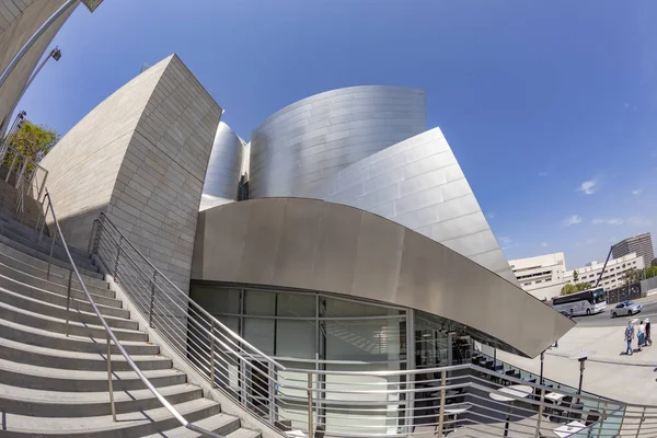 Walt Disney Concert Hall, спроектированный архитектором Фрэнком Гери, является — стоковое фото