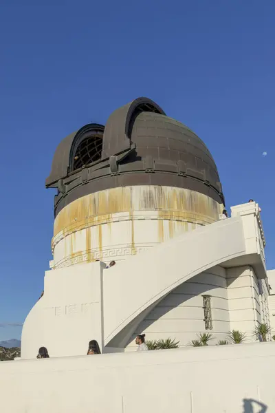 Människor på Griffith Observatory i Los Angeles i solnedgången tid — Stockfoto