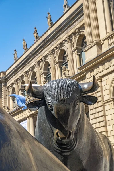 De Bull och Bear statyer på Frankfurtbörsen i Fra — Stockfoto